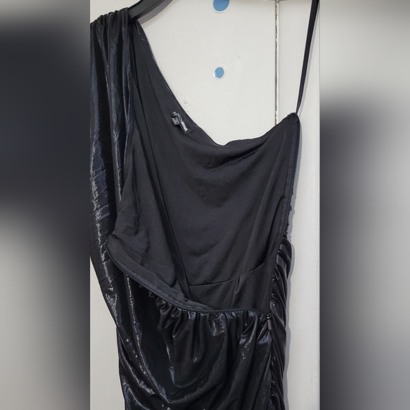 Fashion Nova Metallic Black (Wet Look) Elegant Black One-Shoulder Size Medium - Picture 3 of 4